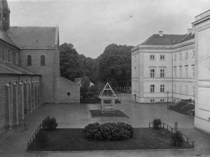 I 1911 skulle Det særlige Kirkesyn på besøg i Sorø og der blev til lejligheden opført en model af Brøndhuset i træ, så man fik en fornemmelse af den endelige udformning. Fraterbrønden