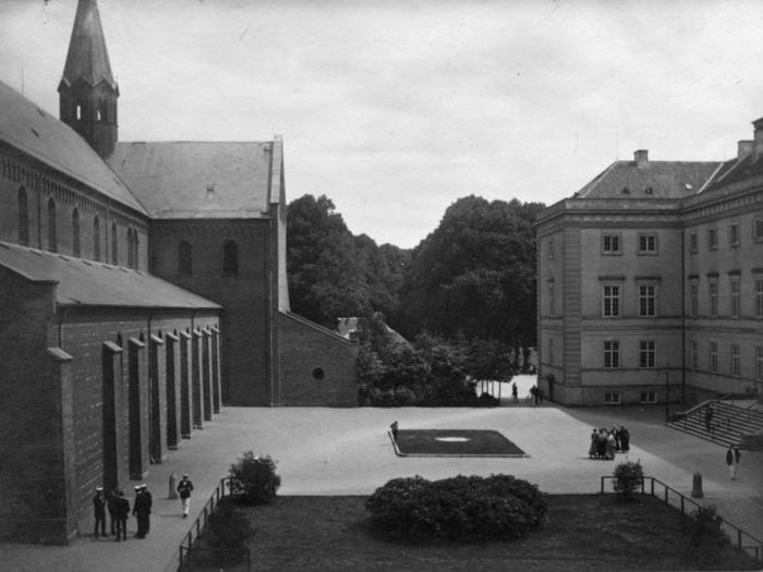 Billedet viser, hvordan Fratergården så ud inden Brøndhuset blev opført. Fraterbrønden
