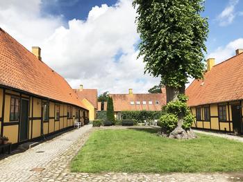 Stiftelsen Sorø Akademi har et smukt hus ved Akademihaven til leje pr. 1. august/1. september.