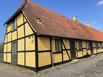 Stiftelsen Sorø Akademi har et smukt hus ved Akademihaven til leje pr. 1. august/1. september.