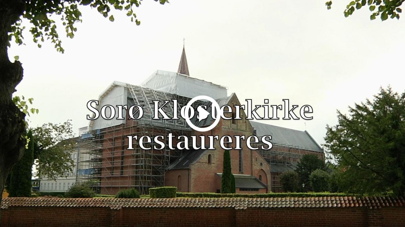 Film om restaureringen af kirkens udsmykning, bl.a. Skjoldefrisen